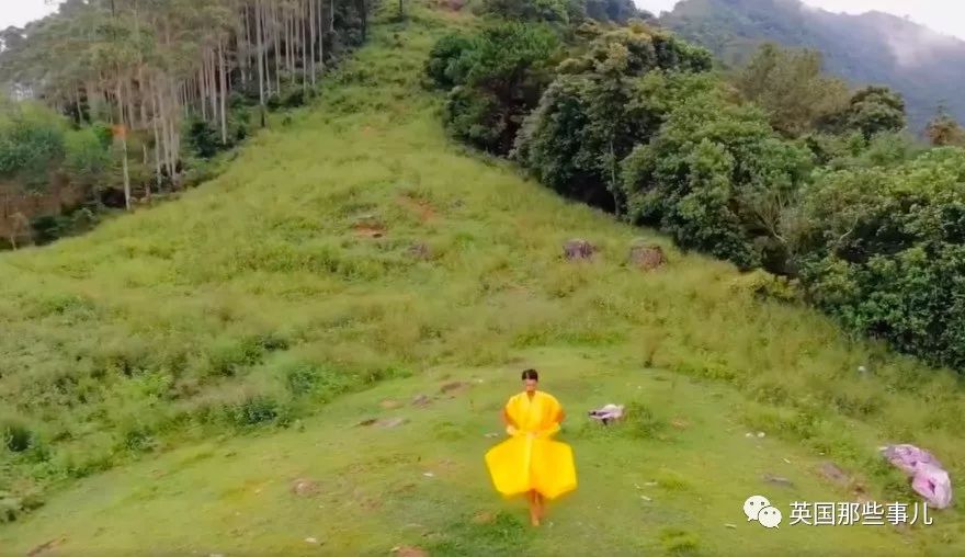 身穿垃圾袋的中国乡村超模震惊歪果网友：他必须火！