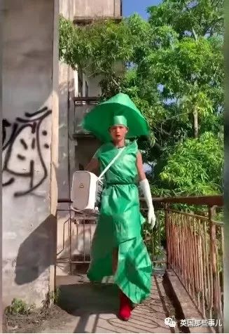 身穿垃圾袋的中国乡村超模震惊歪果网友：他必须火！