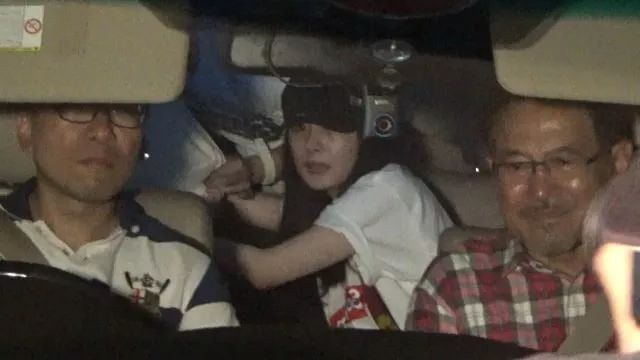 杨幂被骂不带娃，刘恺威是好爸爸：是否为生活丢盔弃甲，才配当妈？