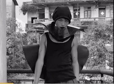 身穿垃圾袋的中国乡村超模震惊歪果网友：他必须火！
