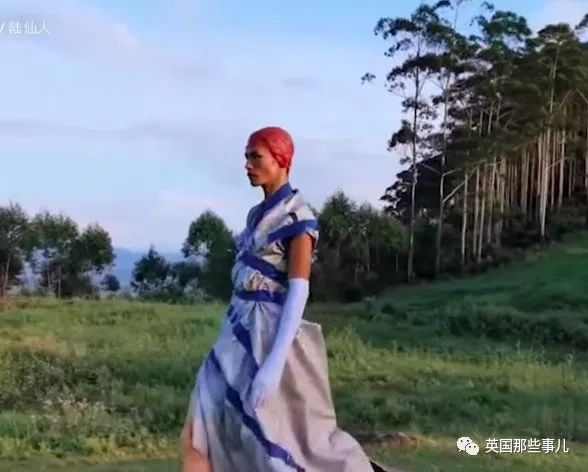 身穿垃圾袋的中国乡村超模震惊歪果网友：他必须火！