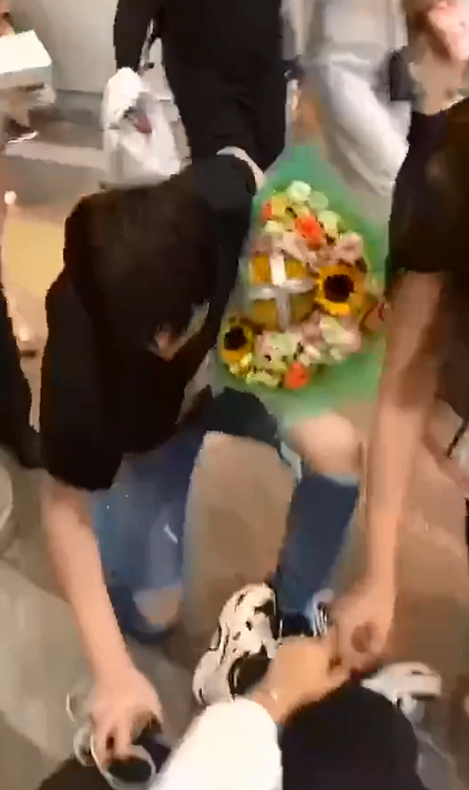 刘宇宁现身机场获人群簇拥 单膝下跪扶摔倒粉丝