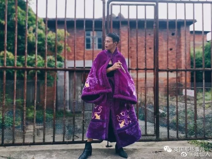 身穿垃圾袋的中国乡村超模震惊歪果网友：他必须火！