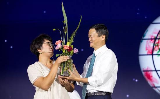 马云：哈哈哈哈哈哈哈哈哈我要“下架”啦！