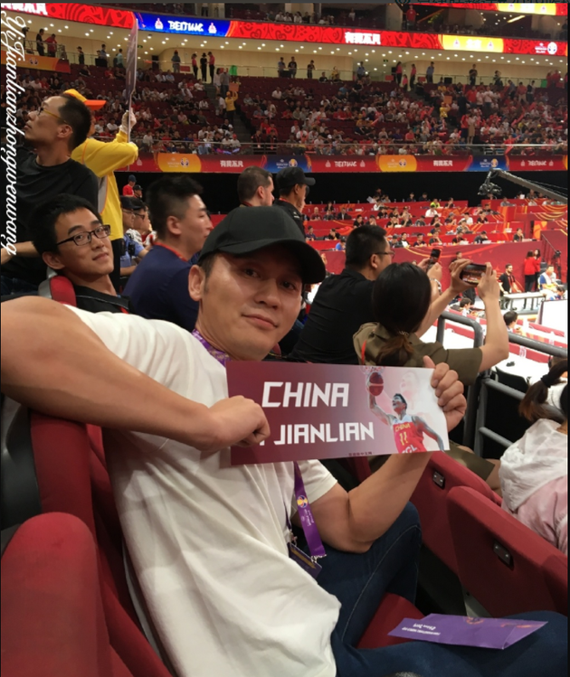 李晨现身赛场观战中国男篮比赛 手持横幅认真助威