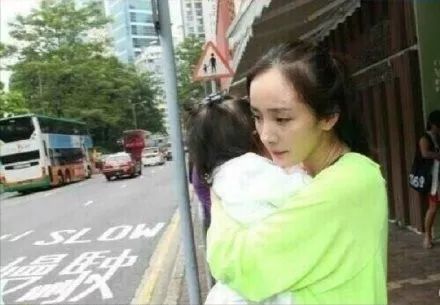 杨幂被骂不带娃，刘恺威是好爸爸：是否为生活丢盔弃甲，才配当妈？
