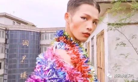 身穿垃圾袋的中国乡村超模震惊歪果网友：他必须火！