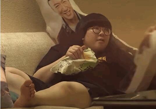 真爱粉！颜如晶居然在家放了一个这么大的孙红雷抱枕