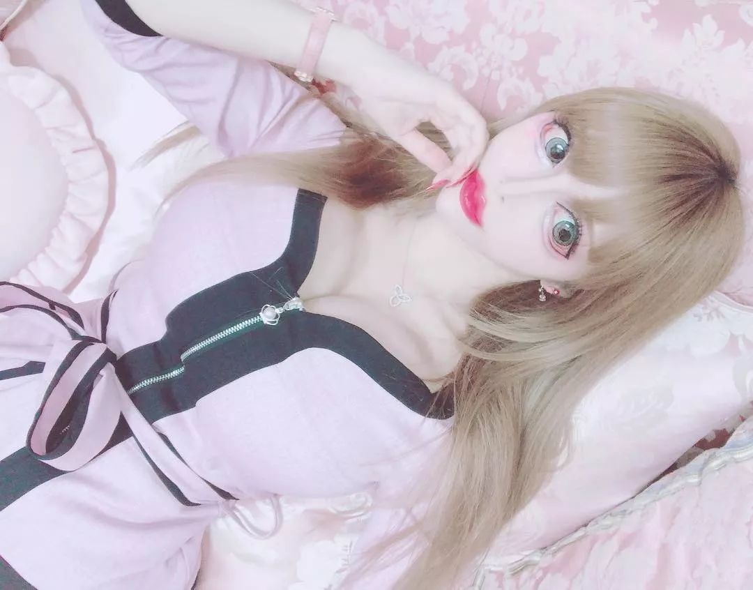 日本女星一心想成为法国洋娃娃，狂砸2亿日元整容超过100次...