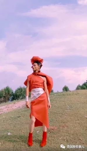 身穿垃圾袋的中国乡村超模震惊歪果网友：他必须火！