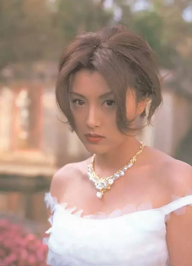 撞脸陈红还被誉为“世纪幻想”，是郭富城前任里美貌被低估的一位