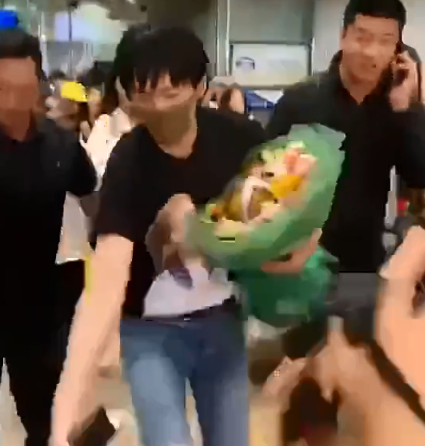 刘宇宁现身机场获人群簇拥 单膝下跪扶摔倒粉丝