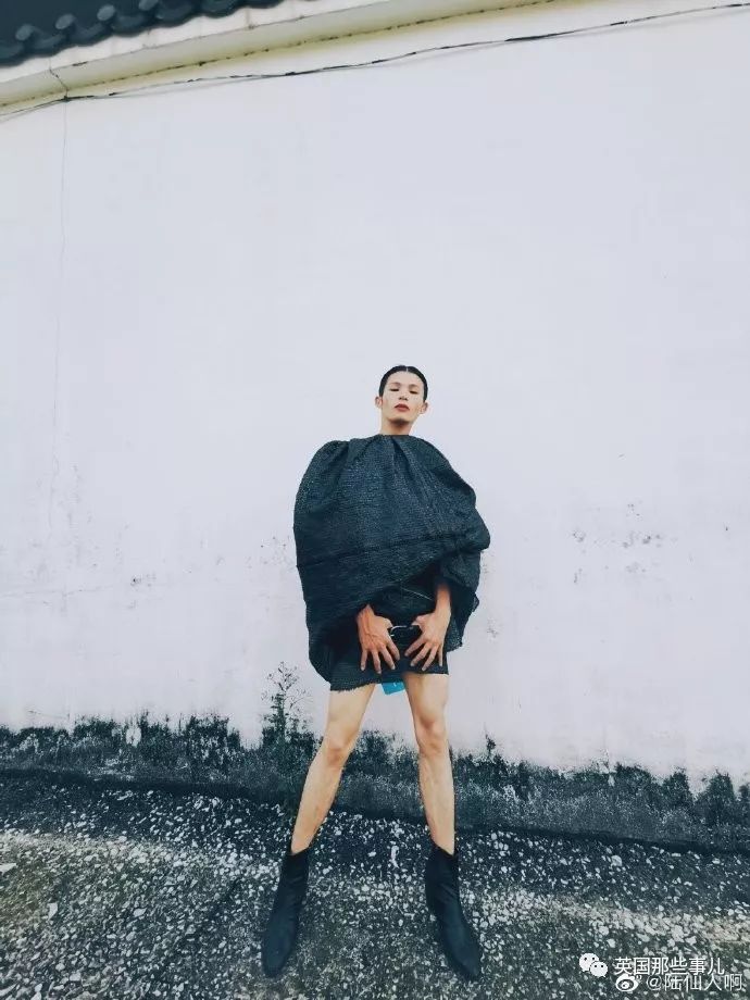 身穿垃圾袋的中国乡村超模震惊歪果网友：他必须火！