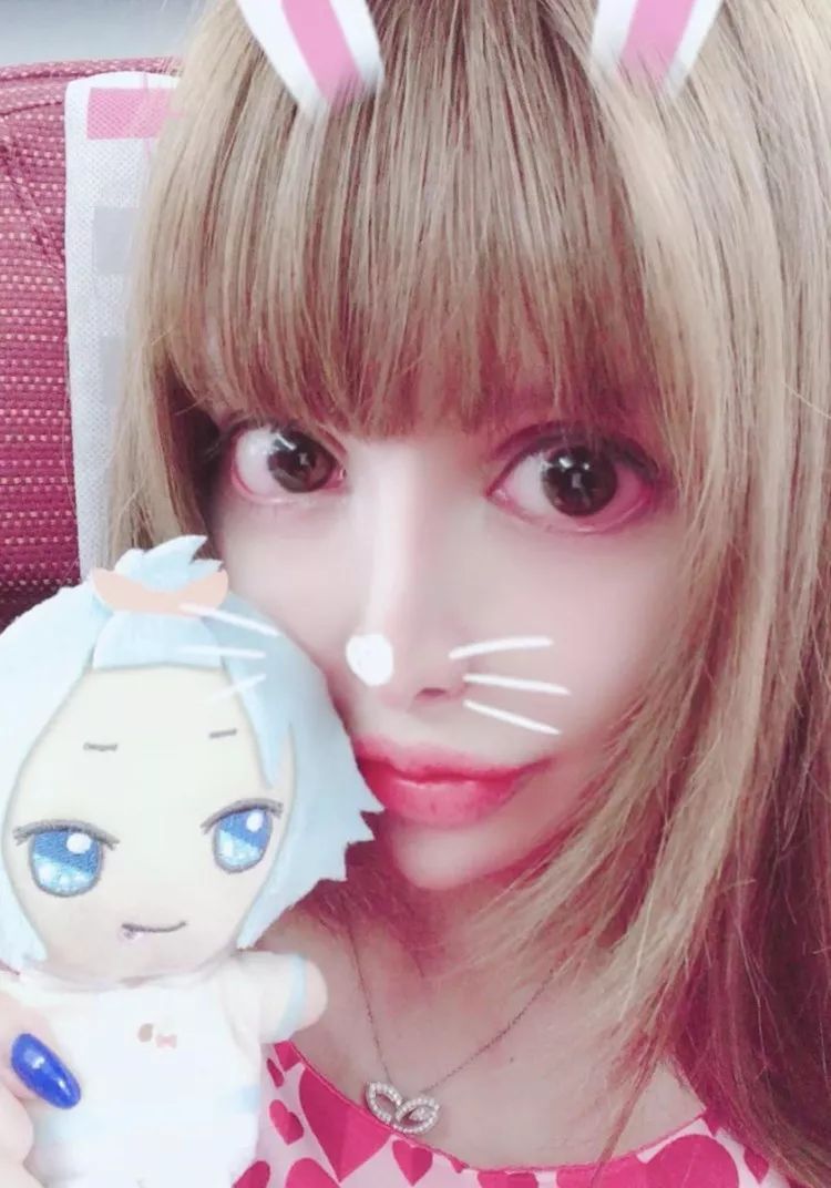 日本女星一心想成为法国洋娃娃，狂砸2亿日元整容超过100次...