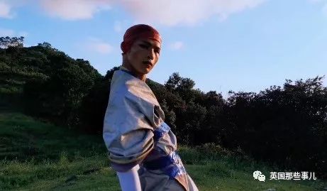 身穿垃圾袋的中国乡村超模震惊歪果网友：他必须火！
