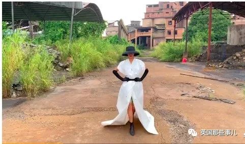 身穿垃圾袋的中国乡村超模震惊歪果网友：他必须火！