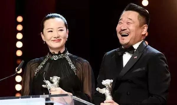 终于红了！演24年配角，拿影后，还和天后初恋结婚了