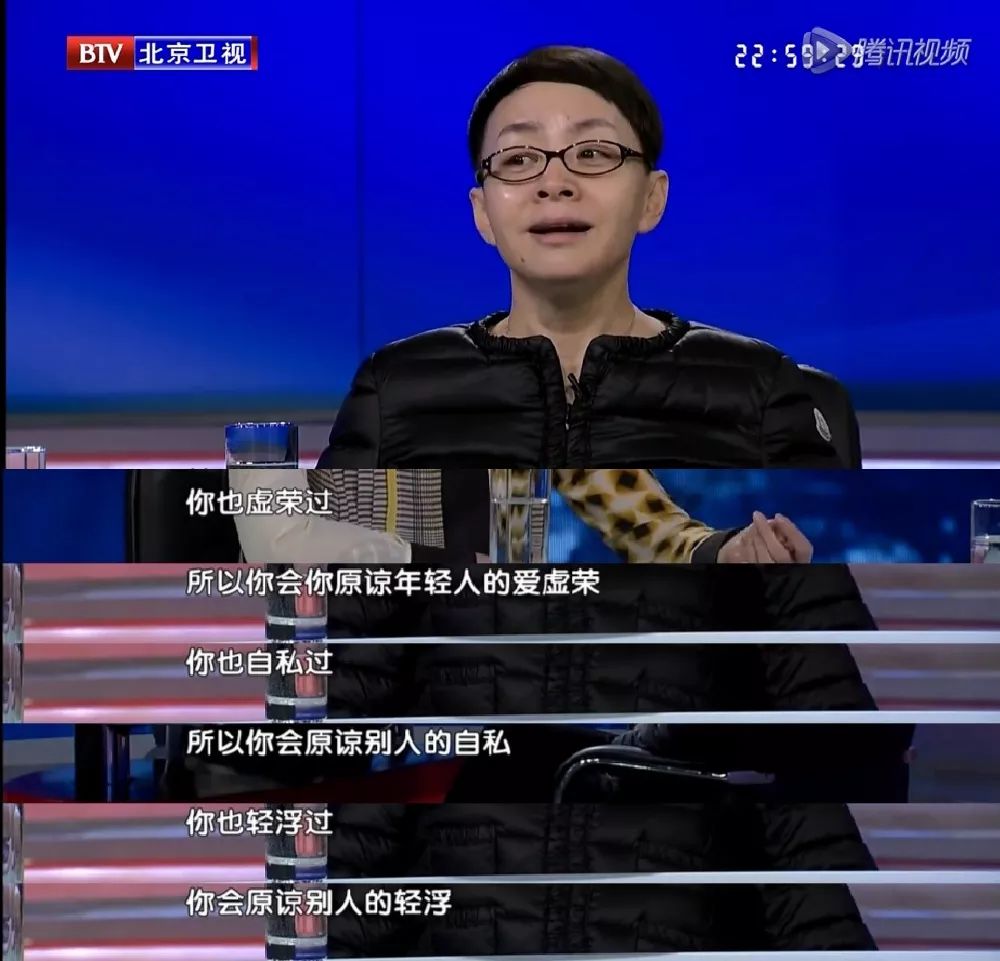 「桃花马上石榴裙」宋丹丹一家4口同框：一幅画面背后，是一个女人波澜起伏的一生