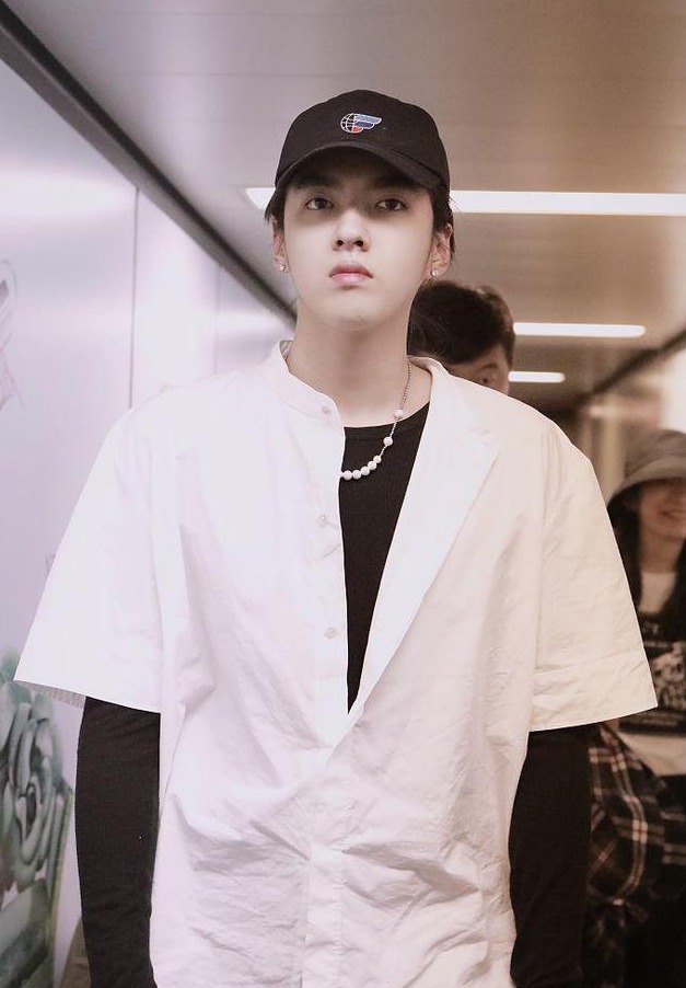吴亦凡黄子韬与私生饭昔日电话录音首曝光：张艺兴在哪？