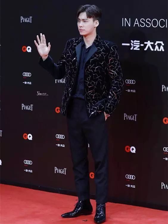 GQ盛典主持堪称灾难现场，主持人得罪大半个演艺圈！舅舅成龙都要急死了