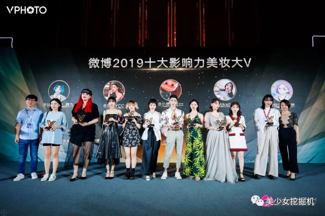 [美少女挖掘机]李佳琦赚到入选福布斯，然而还是被这个通天鼻菱形脸的网红碾压了…