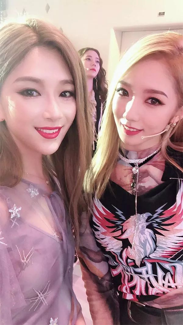 [美少女挖掘机]李佳琦赚到入选福布斯，然而还是被这个通天鼻菱形脸的网红碾压了…