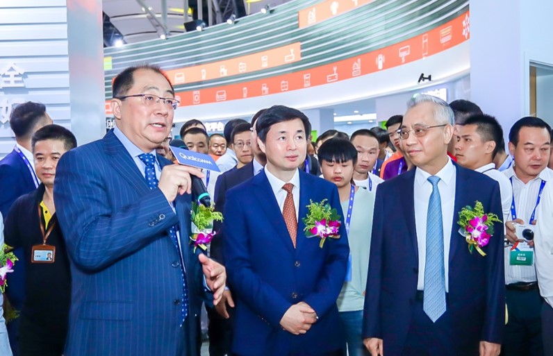 广东省副省长陈良贤、中国电信董事长柯瑞文视察2019天翼展高通展位