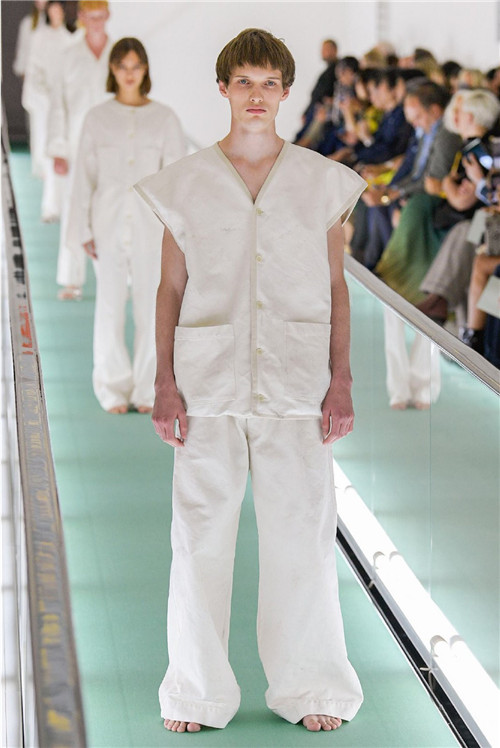 gucci抗议穿精神病医院模特#引精神走秀:服装是否a医院墨间建筑设计有限公司图片