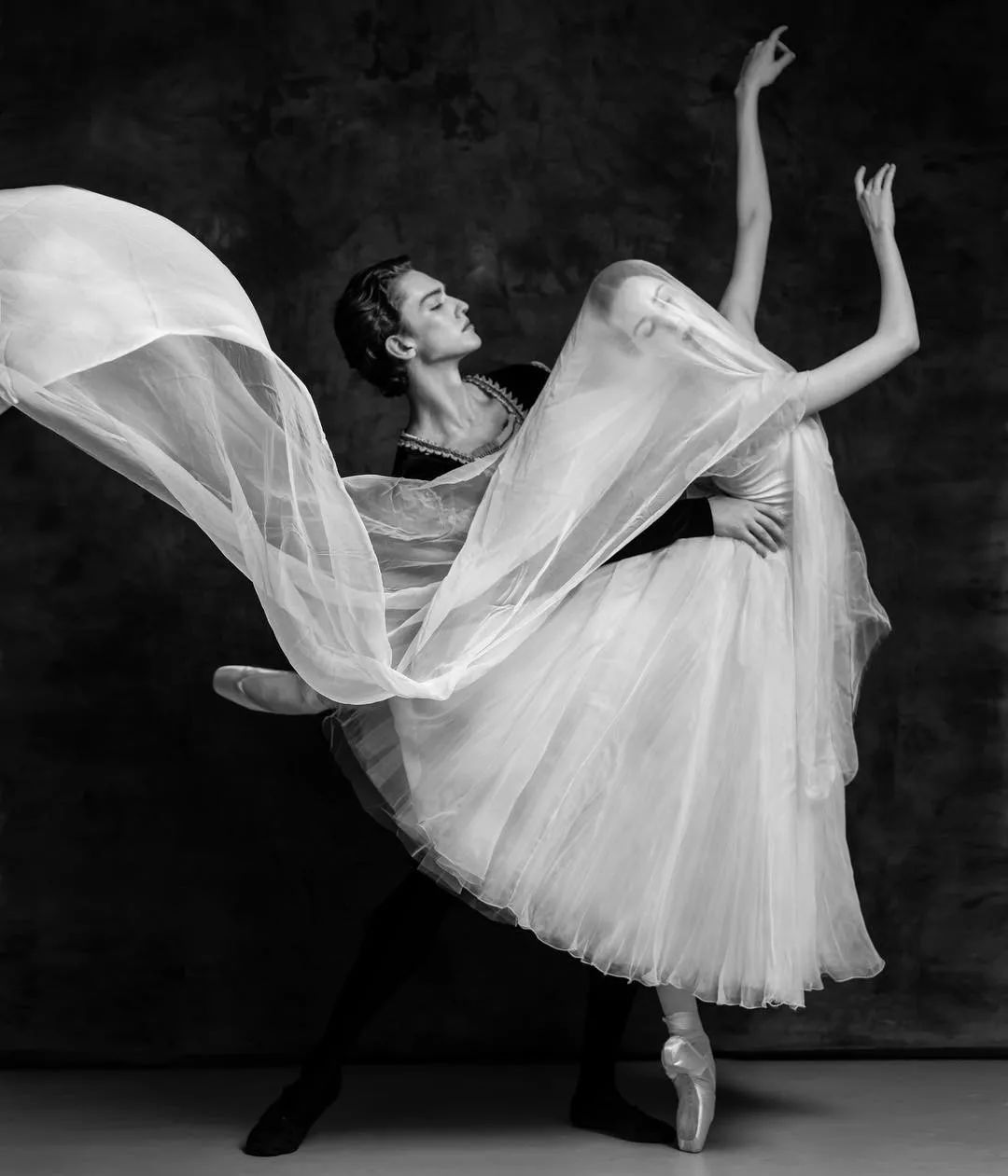 97年外国芭蕾舞少年爆红网络，明明是男人却被赞“美得像天鹅”？