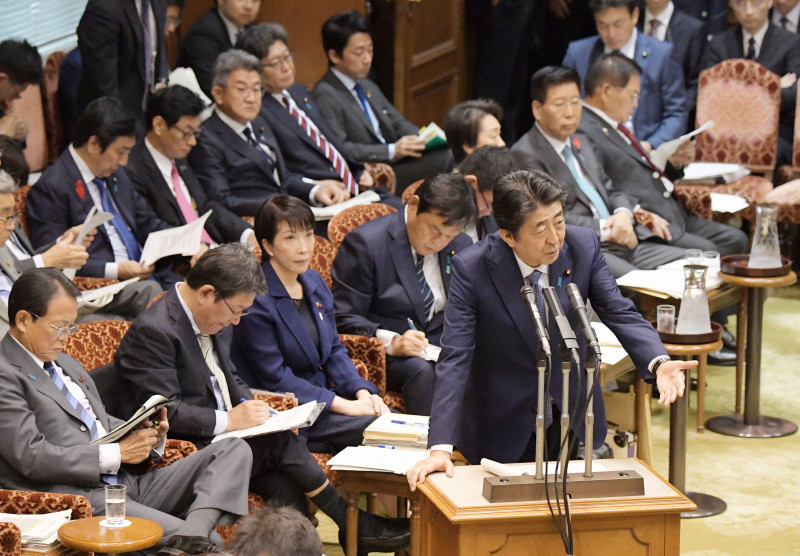 安倍在会议上发言(日本《每日新闻)