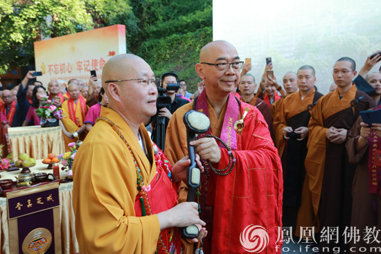 印尼雅加达大丛山西禅寺,新加坡毗卢寺方丈慧雄大和尚送如意(图片来源