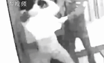 醉酒男子殴打酒店保安 抓得警察满脸伤