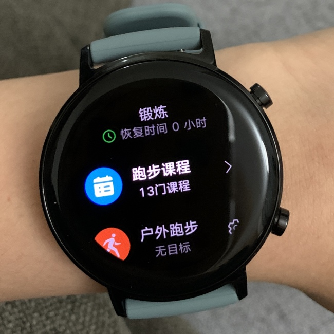 检测睡眠质量,记录每天行走的步数,运动消耗的卡路里以及站立的次数