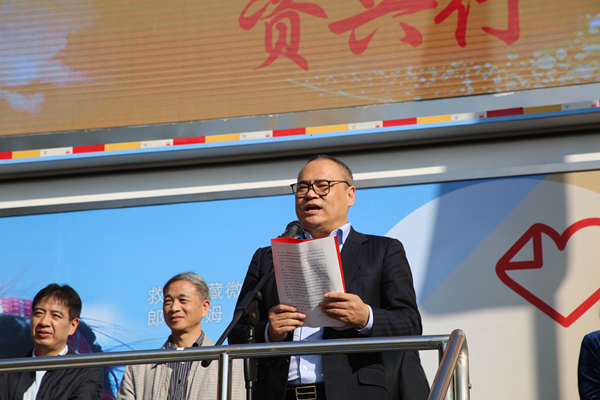 徐镱轩讲话 随后,徐镱轩授旗给资兴市慈善总会吴学武,意味着爱心传递