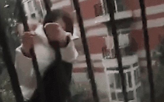 惊险!女子突然跳楼 松手瞬间警察一把拉住其手臂