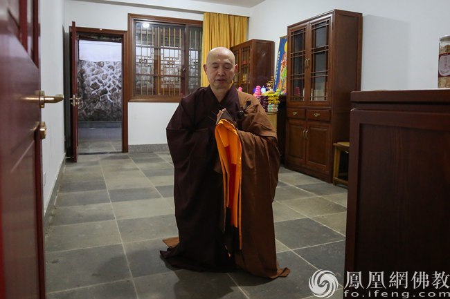 贞缘法师合掌顶礼(图片来源:东方网佛教 摄影:普陀山佛教协会)