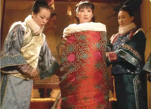 妃嫔裹在被中侍寝,《甄嬛传》