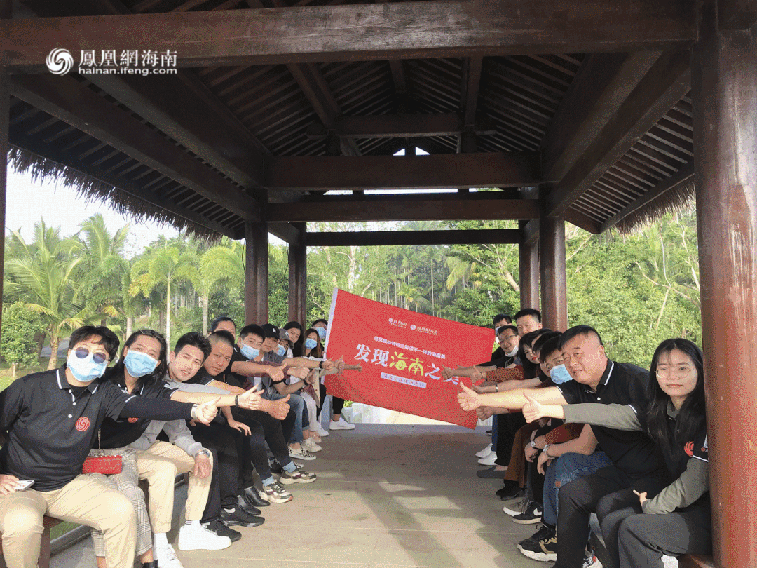 上初心塔池中莲花盛开远山云雾缭绕初心塔古色古香感受美丽乡村的美好