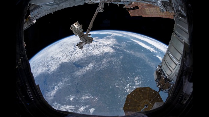 快看这就是从国际空间站的窗户看见的地球太美了