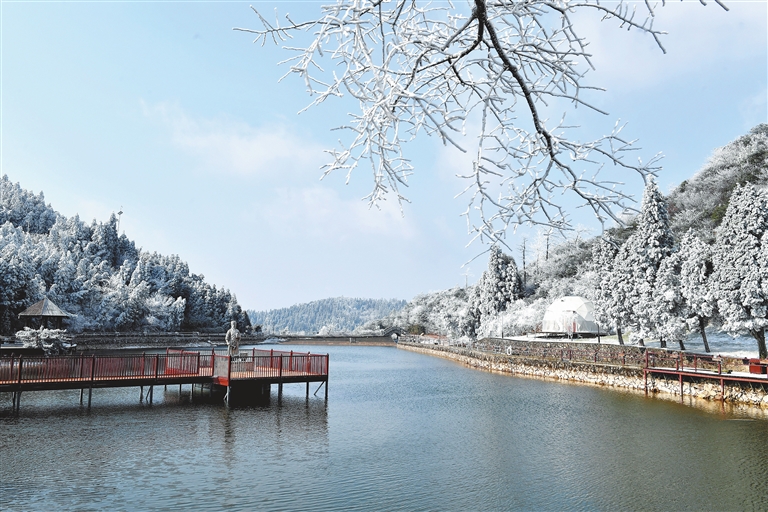 南昌市郊梅岭洗药湖景区一夜雾凇来图