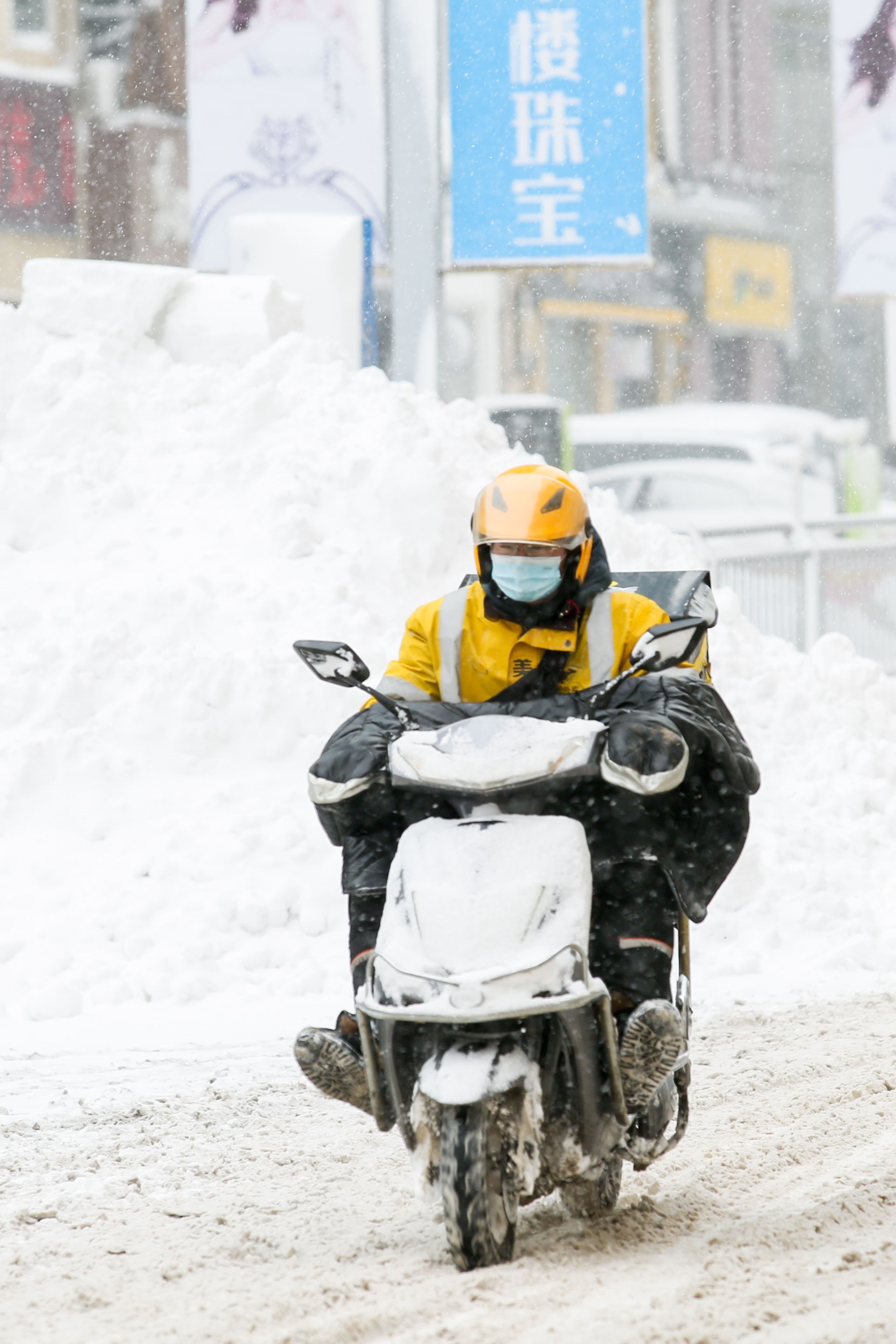 "不着急"成外卖订单备注热词 风雪中穿梭的外卖小哥温暖你我