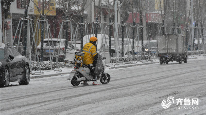 风雪中的潍坊外卖小哥放慢了速度市民加入扫雪