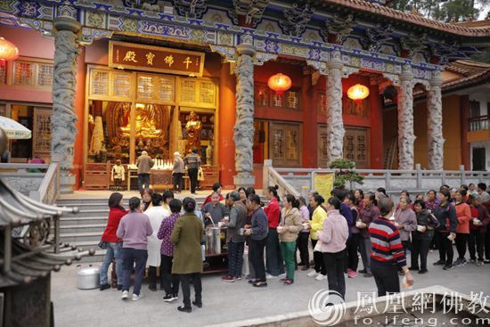 广西桂平洗石庵的腊八节:拜佛祈福 施粥结缘
