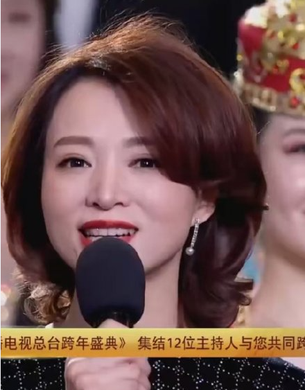 好美董卿主持央视跨年出场即登热搜