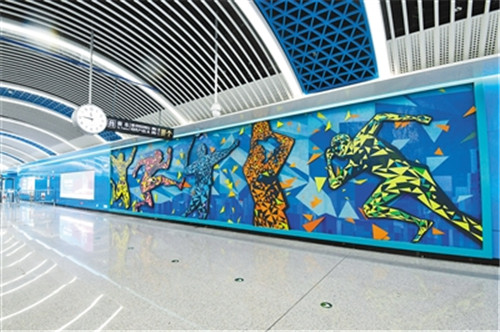 地铁6号线省体育馆站站厅内运动主题的特色文化墙.(记者 郝钟毓 摄)