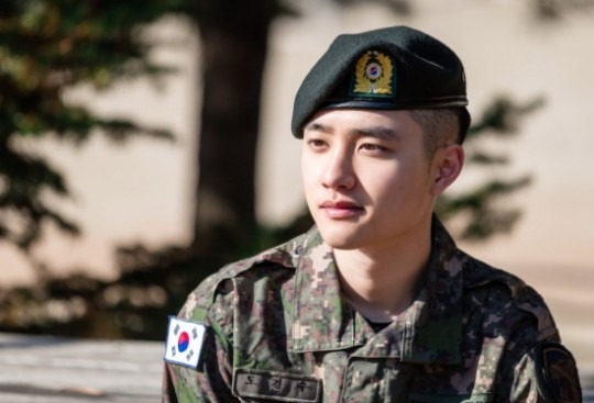 都暻秀于去年7月以现役入伍.退役后,他会成为继同组合成员xiumin