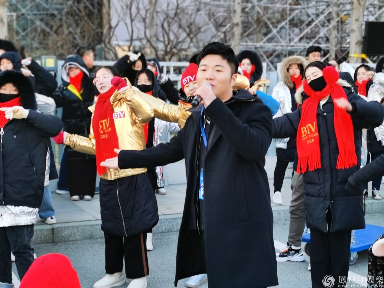 白小白加盟跨年晚会 粉丝刷屏成全场弹幕王