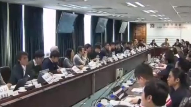 香港泛暴派议员操纵区议会 甚至在会上唱起"港独"歌曲