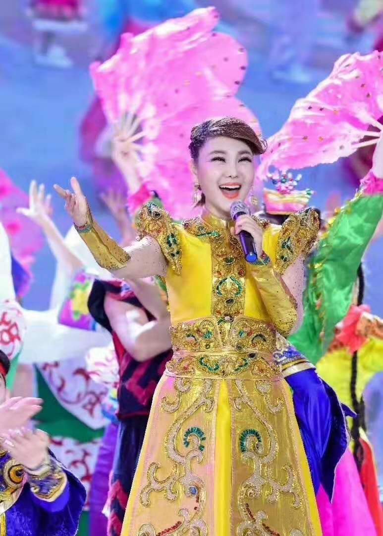 2020"百花迎春"乌兰图雅献唱《中华民族一家亲》