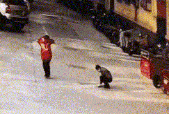 男孩往井盖内扔炮被炸飞 井盖飞起3米高